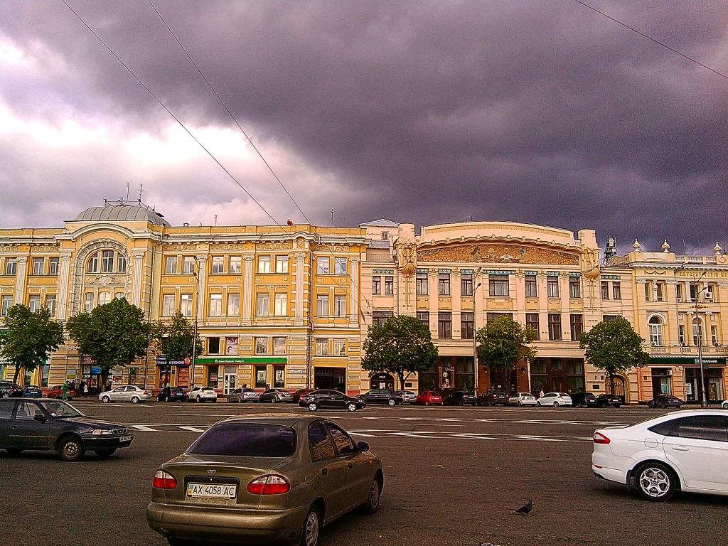 Хмари над ляльковим театром
